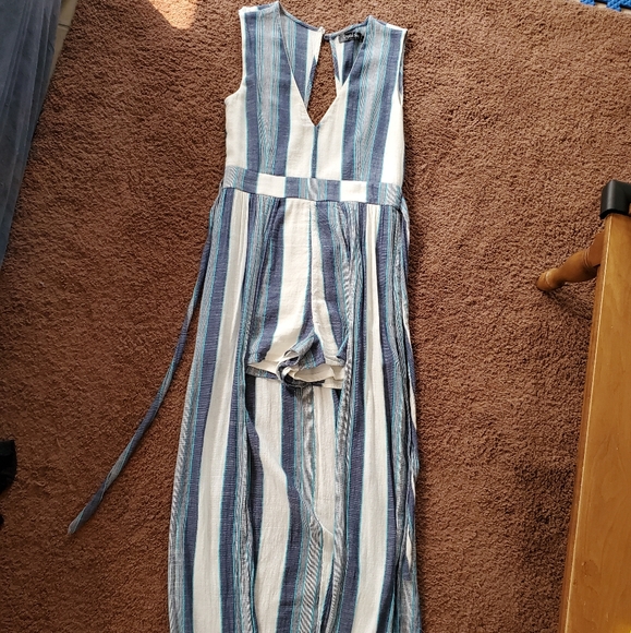 Beautiful Romper with long flowy back - Picture 3 of 3